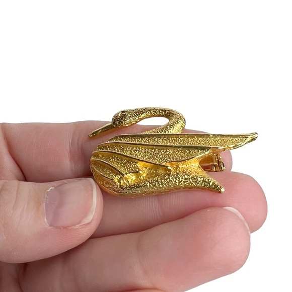 Vintage Dubarry Fifth Ave Gold Tone Swan Textured Brooch Pin - Picture 4 of 8